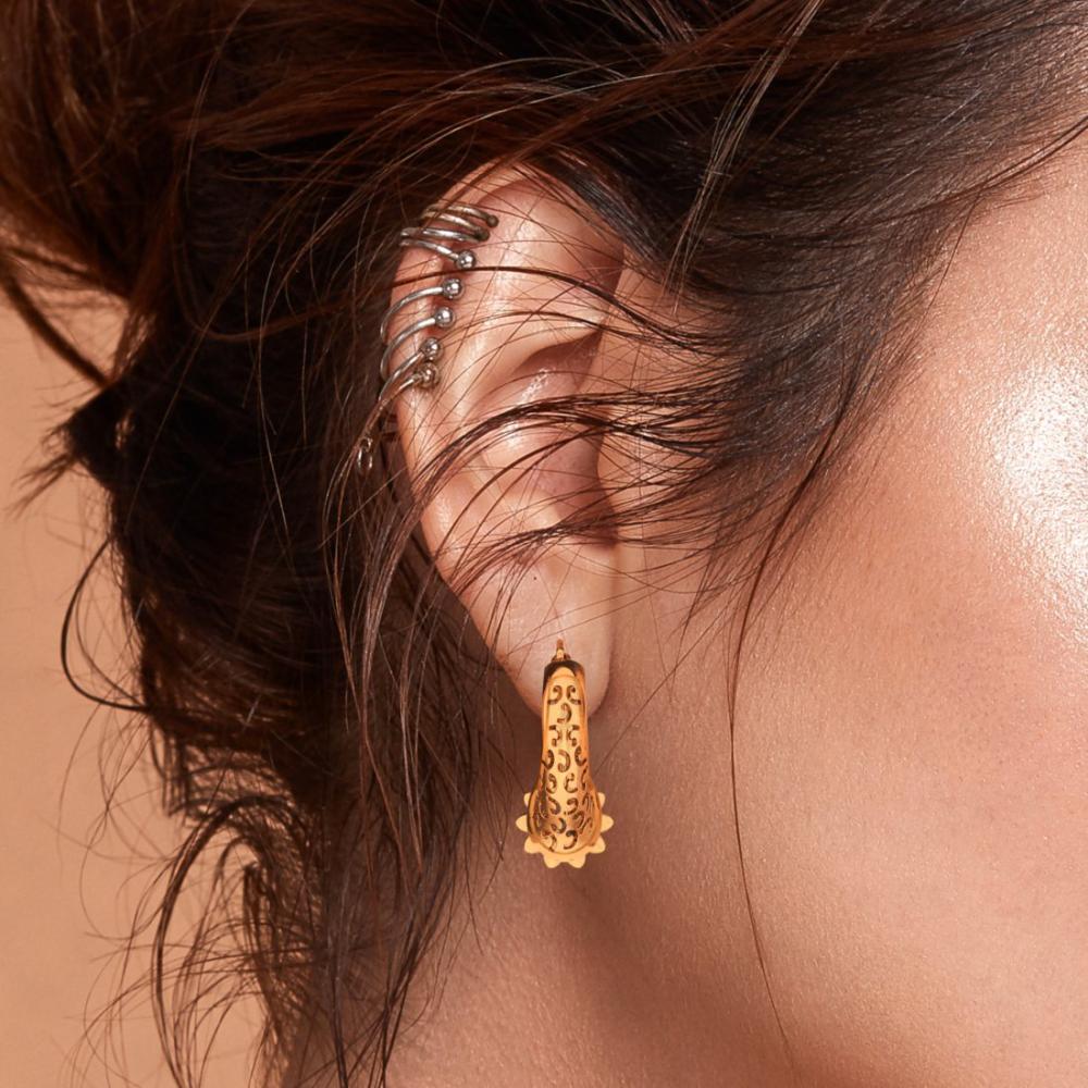 18k Beautiful Gold Earrings With Elaborate Artistry - Image 5