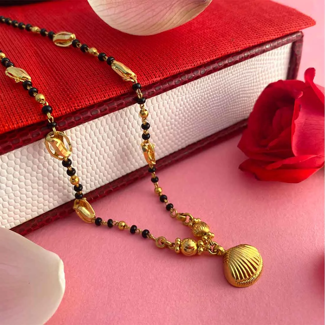 22K Gold Mangalsutra Sea Shell Pendant Design