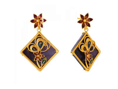 Lovely Diamond Shape Pola Earrings With Intricate Gold Details - Image 2