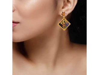 Lovely Diamond Shape Pola Earrings With Intricate Gold Details - Image 4